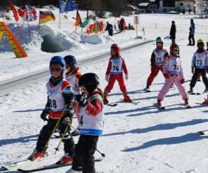 пазл Типичная сцена зима с детьми на лыжах в горах